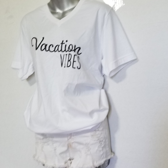 VACATION VIBES V-NECK GRAPHIC TEE - Picture 3 of 4